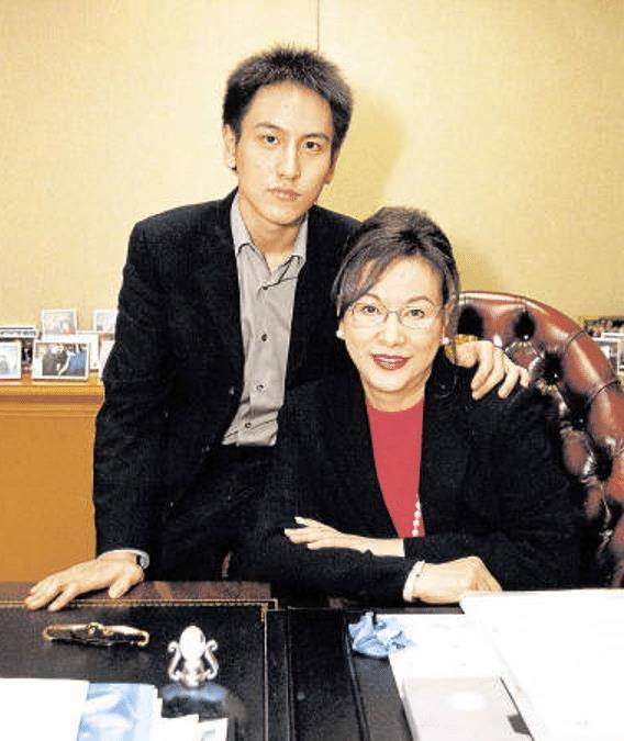 套房,如今每套市值约2亿,"国民老公"汤珈铖的故事_父母_儿子_汤君年