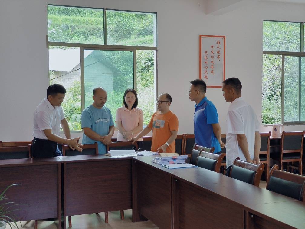 8月16日,县委副书记陈尚京带队到排调镇就乡村振兴