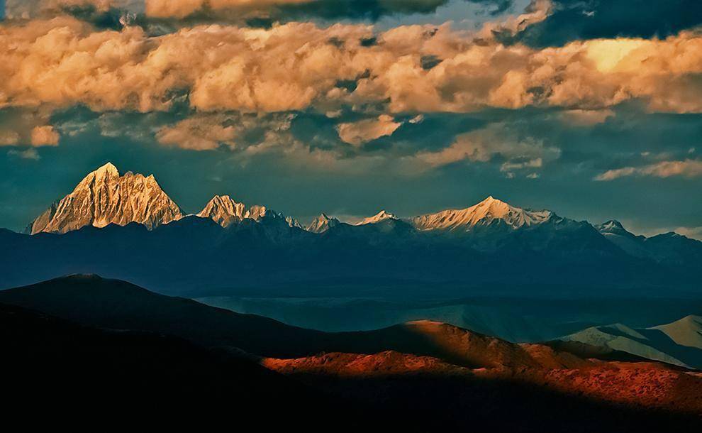 亚拉雪山上的山神是阿尼玛卿山神的大儿子,传说当时雅拉山上并没有山