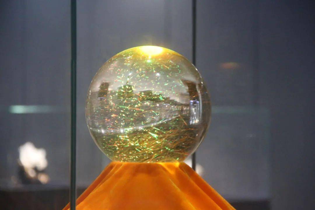 为了衬托出金发丝水晶球的不同之美,展柜上方做了一个灯光效应,里面的