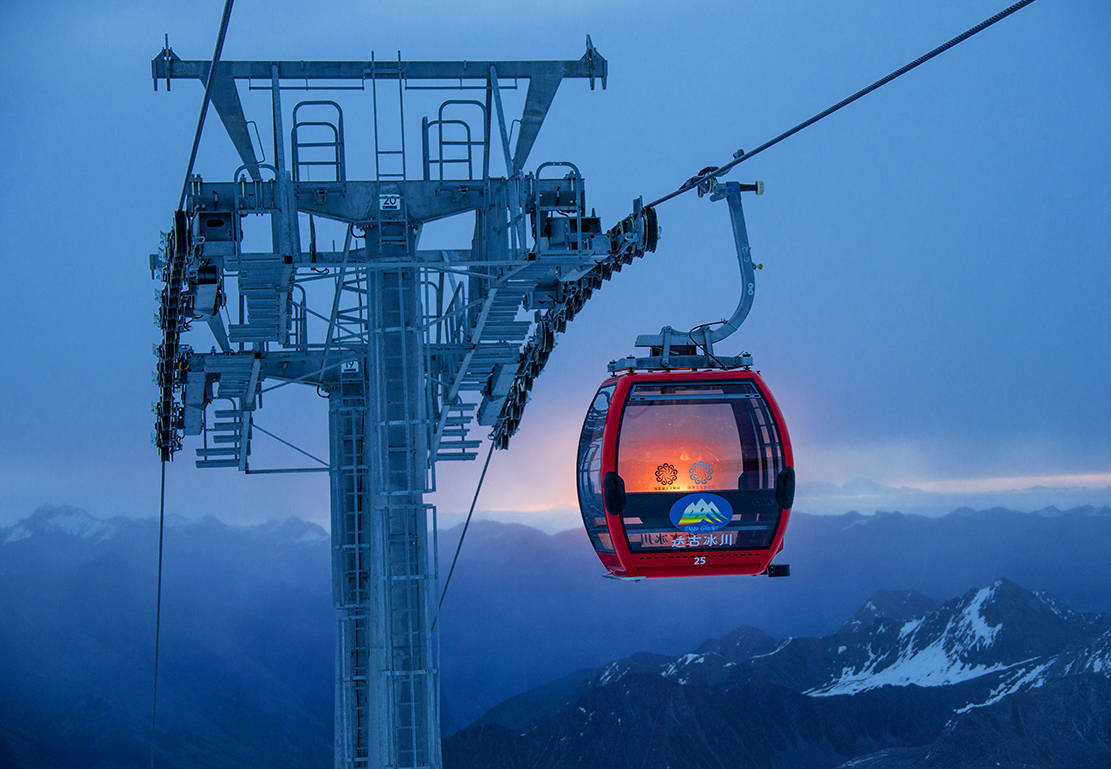 山巅上的璀璨明珠:达古冰川4860咖啡屋