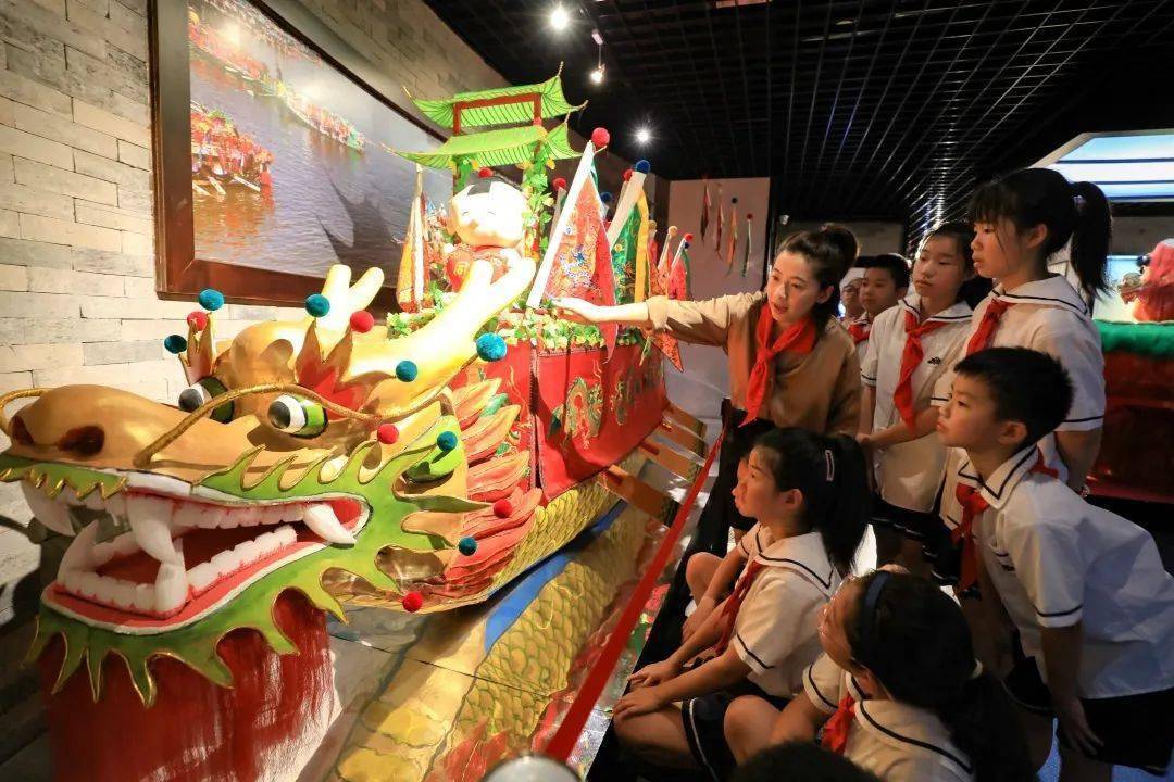 长兴百叶龙,花龙船,林城狮舞……学生在大队辅导员的带领下,走进长兴