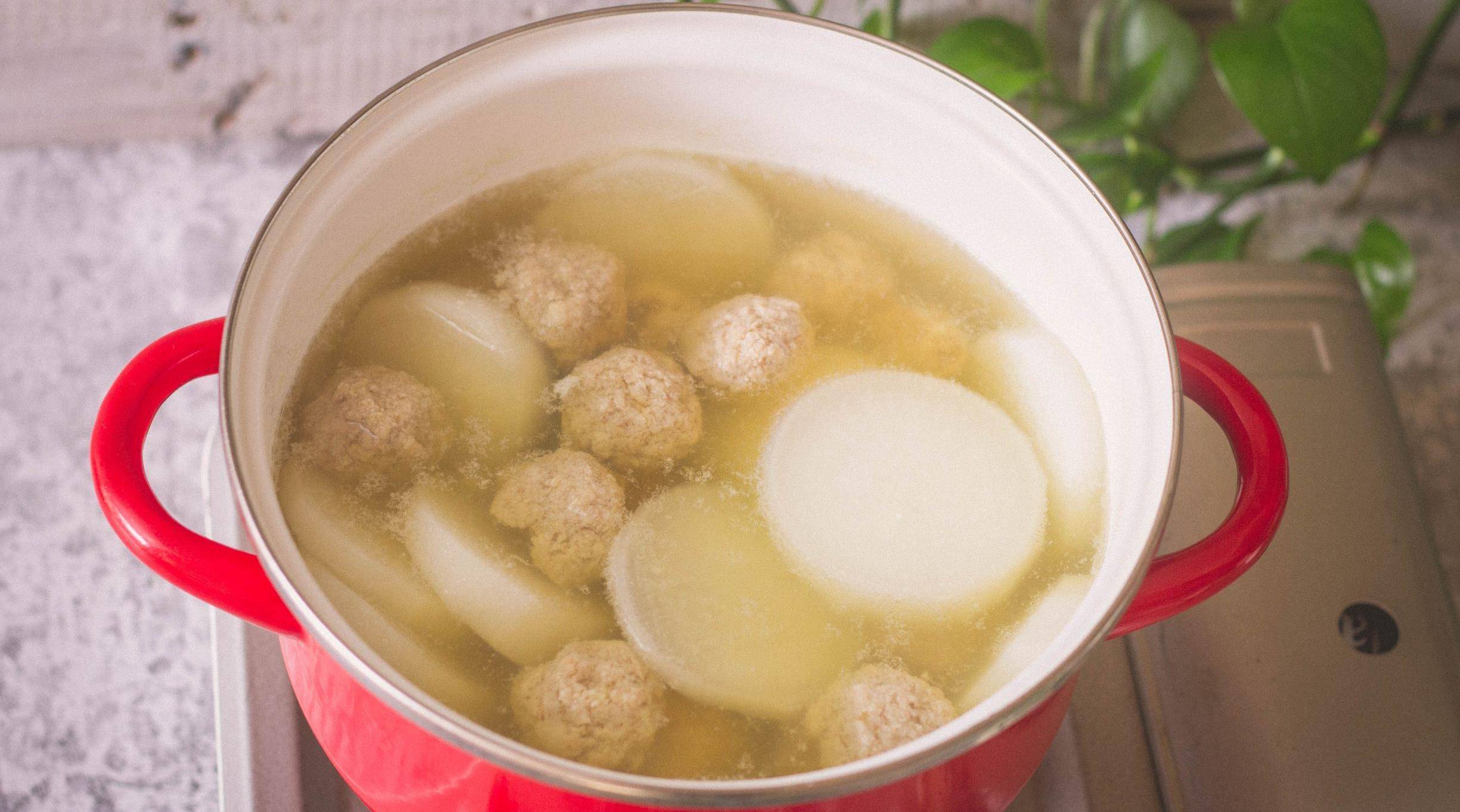 5 /把肉丸一个个放入锅中和白萝卜一起煮,小火煮10分钟左右让肉丸浮