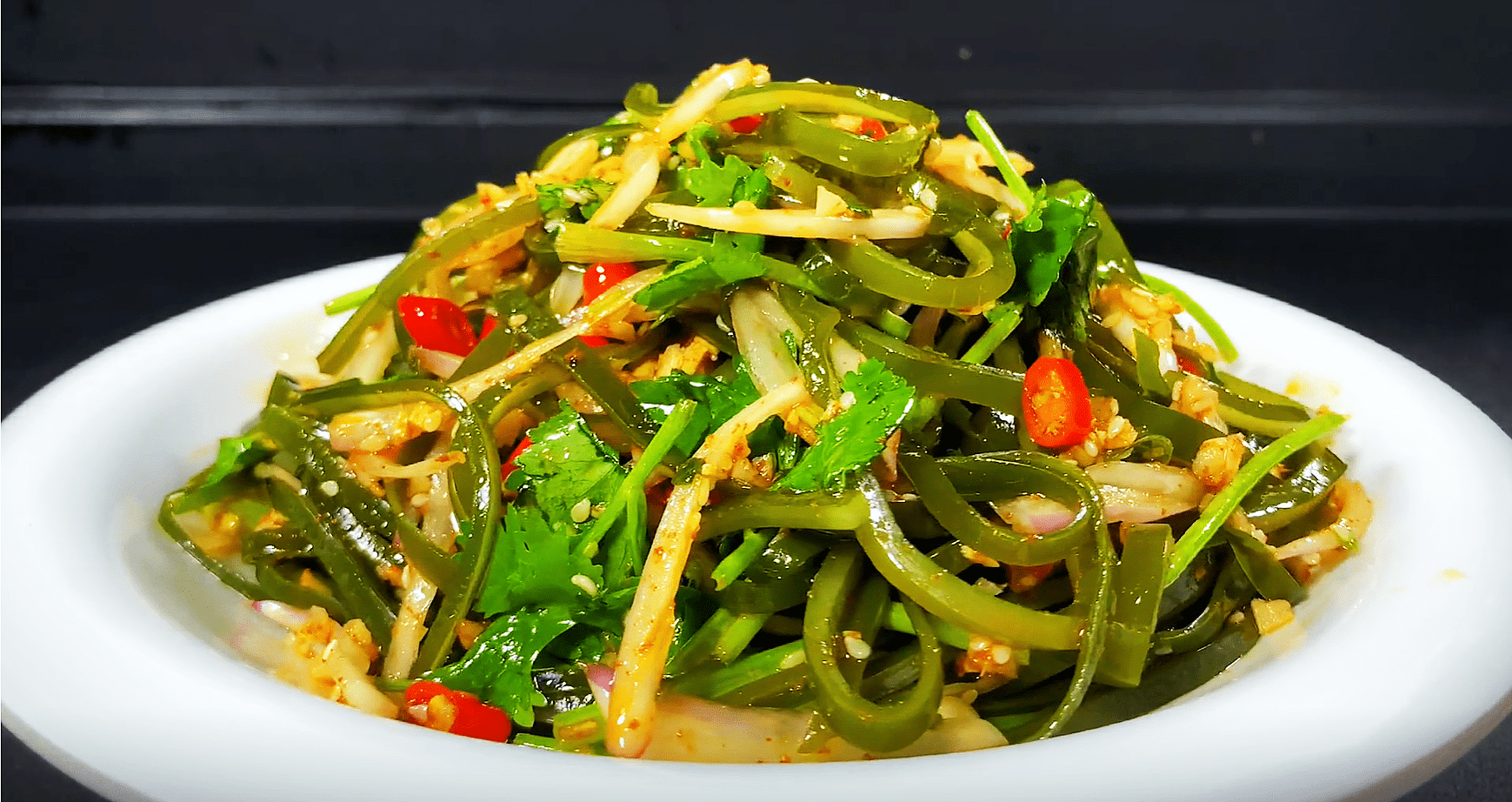 食材清单 ┶海带,香菜,洋葱,生姜,大蒜,小葱,小米椒1,准备一大块