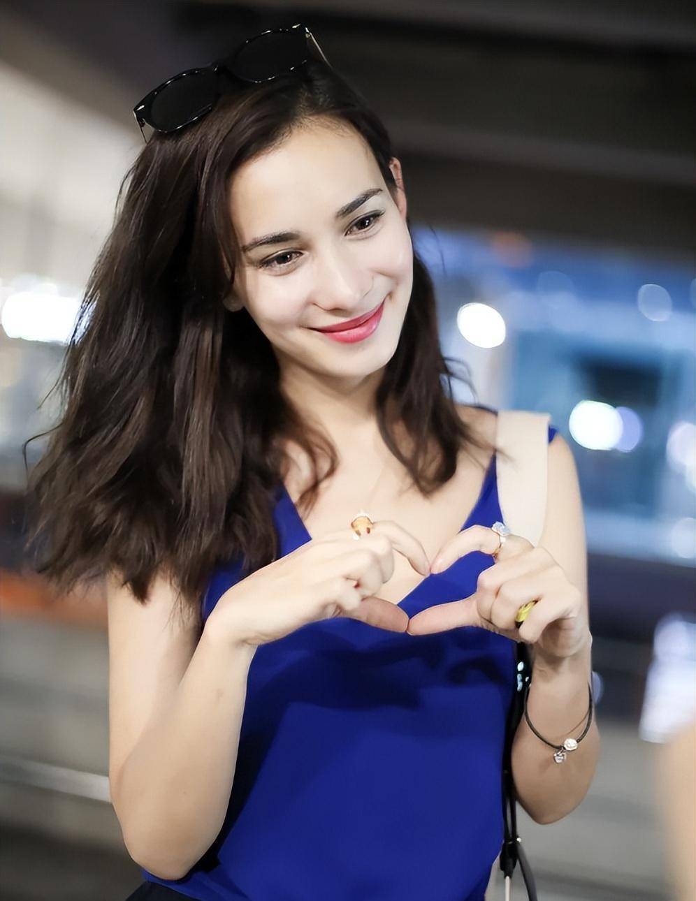 卢靖姗的面孔,大家绝对不会陌生,在《李茶的姑妈》中,卢靖姗饰演的就