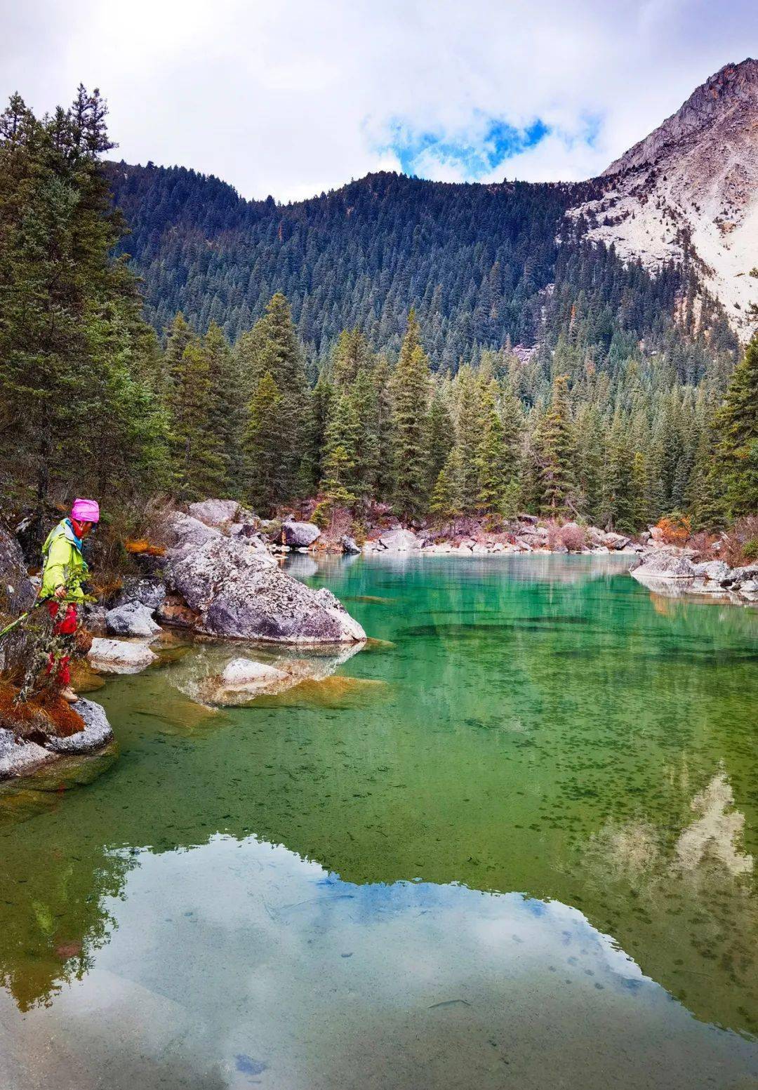 在栈道上慢慢地走一步一景措普湖沿山体一
