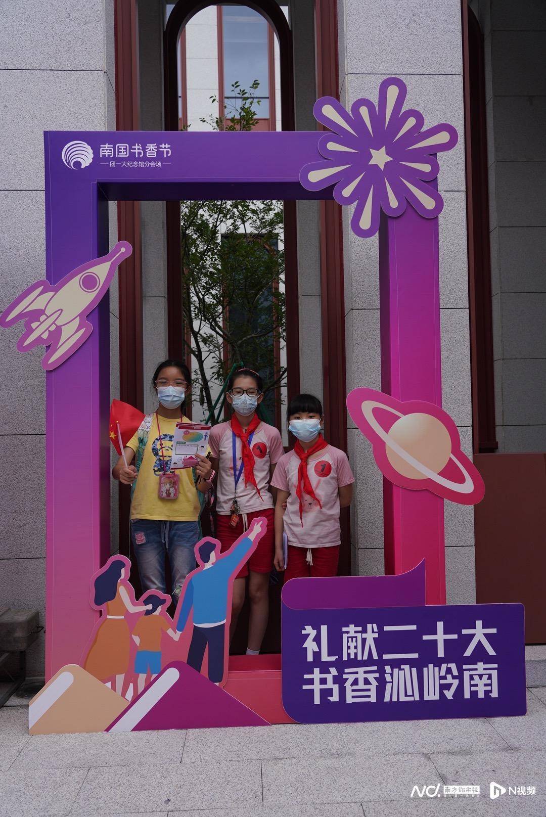 读者在团一大纪念馆分会场现场找到打卡点扫描桌牌上的