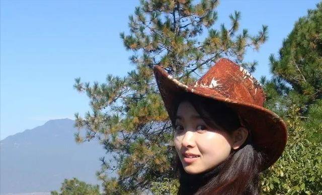 王京京晒结婚照,三套婚纱轮着换,丈夫被挡脸身份成谜_夫妻_爱情_老公