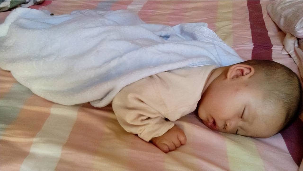 宝宝睡觉时有这些信号,都在提示缺钙了,宝妈需及时补充