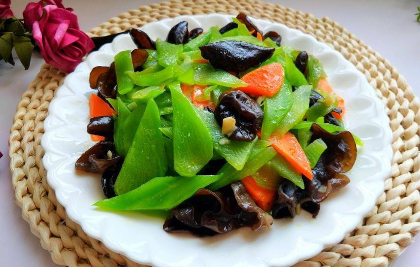 美食的时间,今天继续和大家分享我给我家老公做的减脂菜:木耳炒莴苣