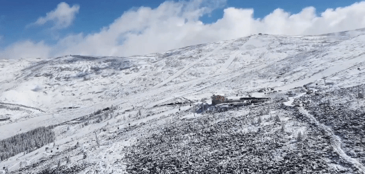 新疆阿勒泰多个山区迎降雪，当地居民：往年也有但不频繁