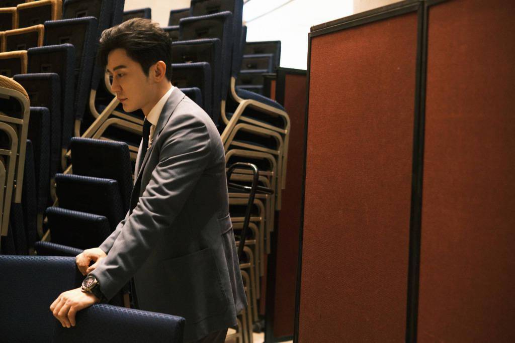 李晨担任《新血盛典》终审评委 西装革履帅气绅士_影像_北京_计划