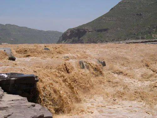昼夜温差大华北:土地盐碱化,春旱,夏涝,但光照充足南方:水土流失,但水
