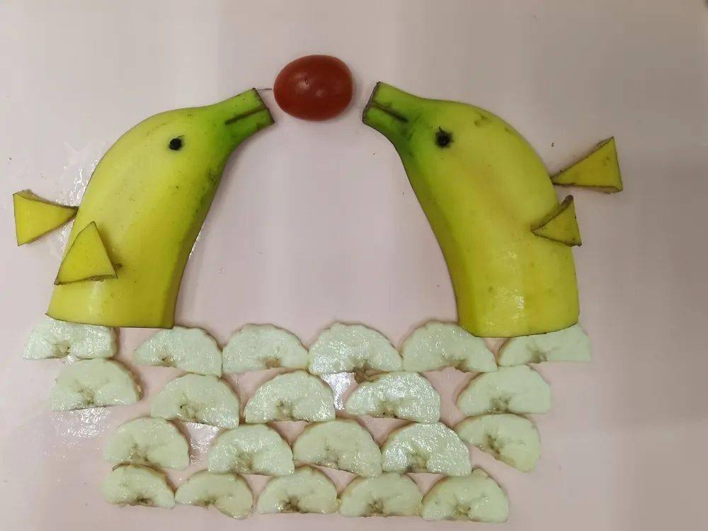 果娃们在假期利用水果进行艺术创新,脑洞大开,或剥,或切,或拼摆,运用