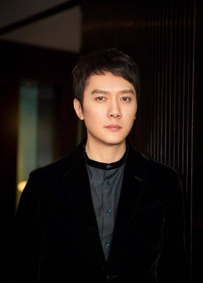 如今,冯绍峰也是经受了岁月的洗礼,年龄感上来了,就只能演"二叔"之类
