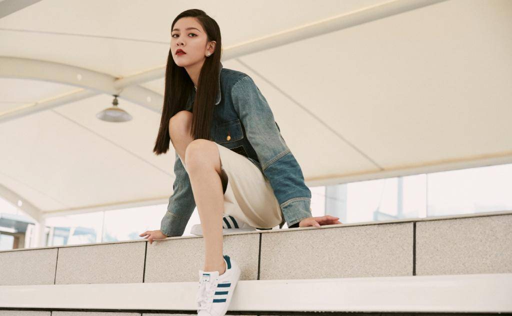 宋妍霏简直太a了,穿衬衫西装配阔腿裤,黄蓝撞色复古又霸气_显得_身材