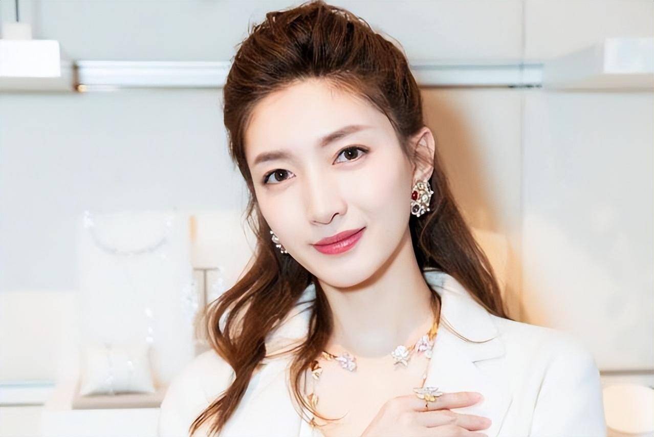 被脸蛋"拖累"的美腿明星:杨幂长腿白皙,袁咏仪似"腿精"_关之琳_美貌