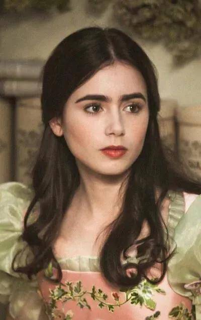 长得像赫本一战成名的白雪公主莉莉柯林斯,其实是娱乐圈的小公主_剧中