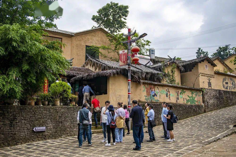 游客在腾冲市清水乡三家村中寨司莫拉佤族村参观.