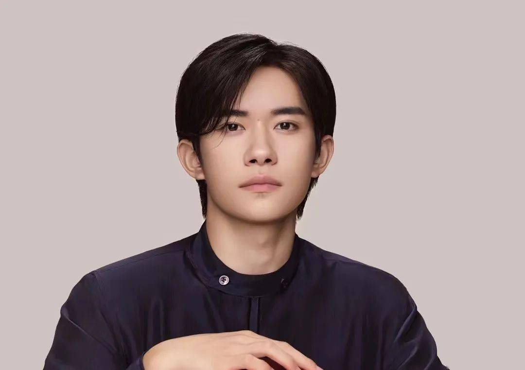 易烊千玺人形立牌成为某品牌销冠，店家操作太搞笑_线下_门店_聚光灯