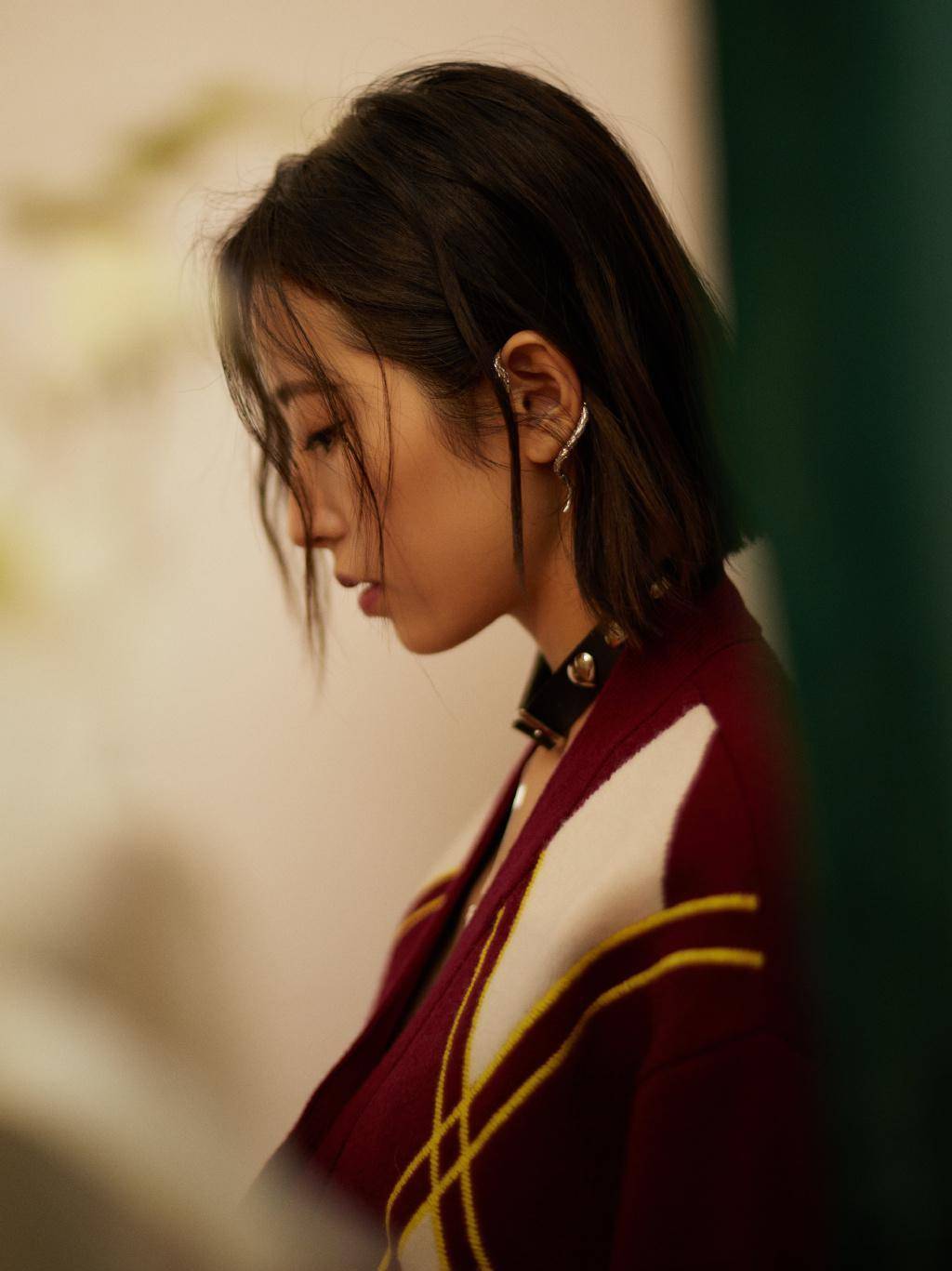 周雨彤这气质绝了,穿学院风开衫配牛仔短裙,美成霸气女学姐_黑色_白色