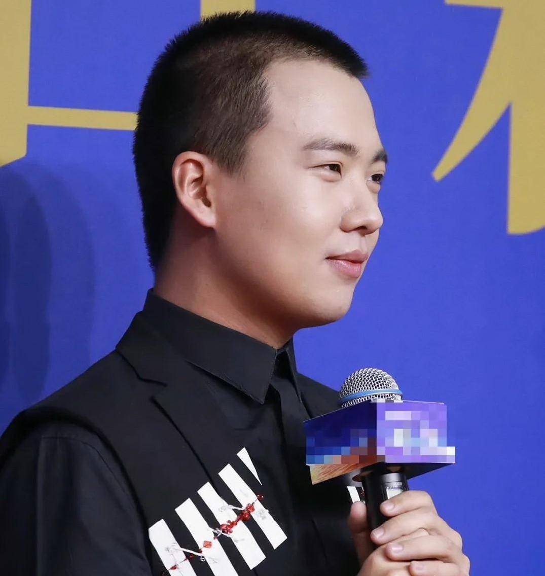 首剃寸头撞脸郭德纲,郭麒麟为新戏形象大改,父子俩差距只差一点_相声