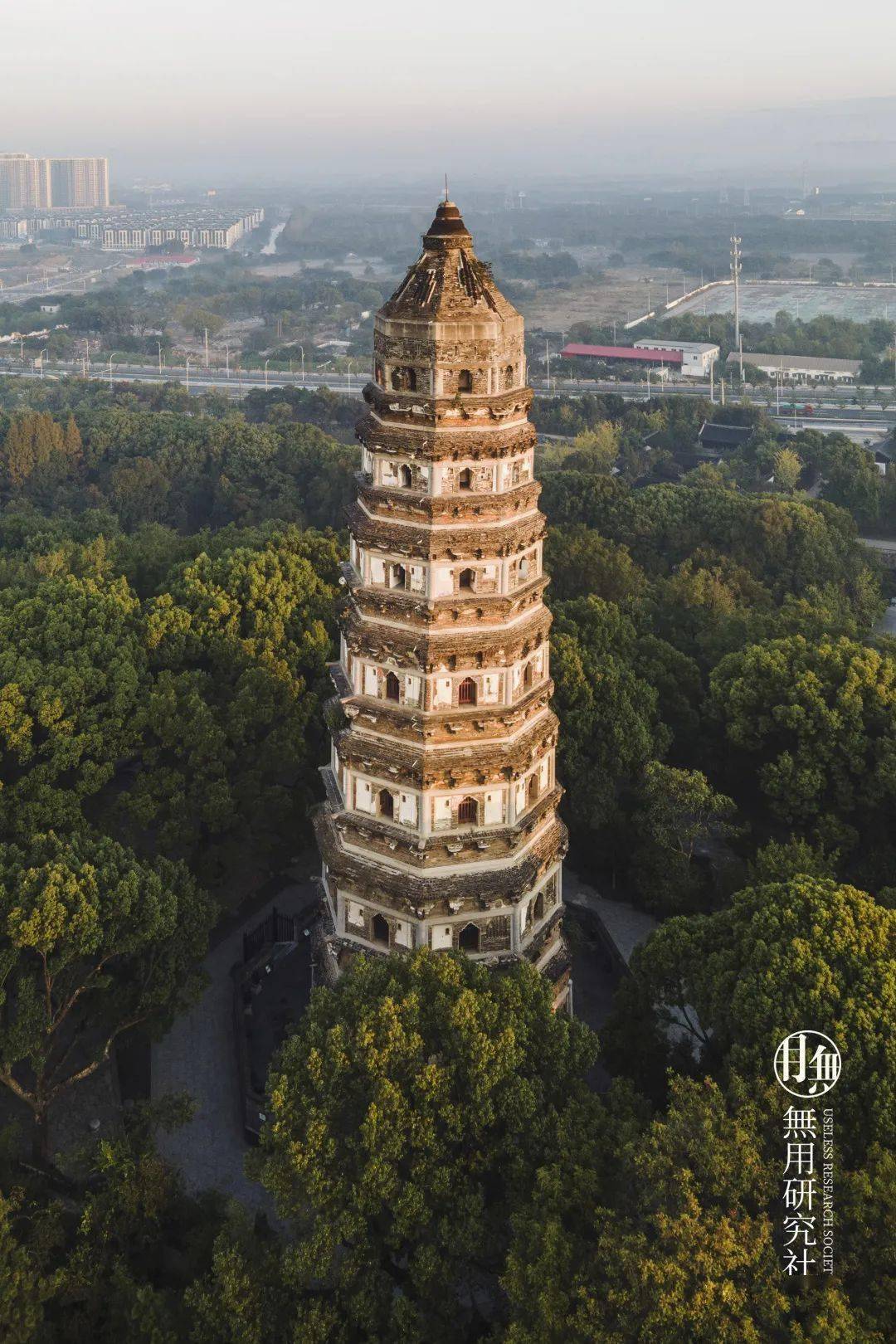 西湖北岸宝石山建有保俶塔;西湖西岸则有双峰插云,即南高峰和北高峰峰