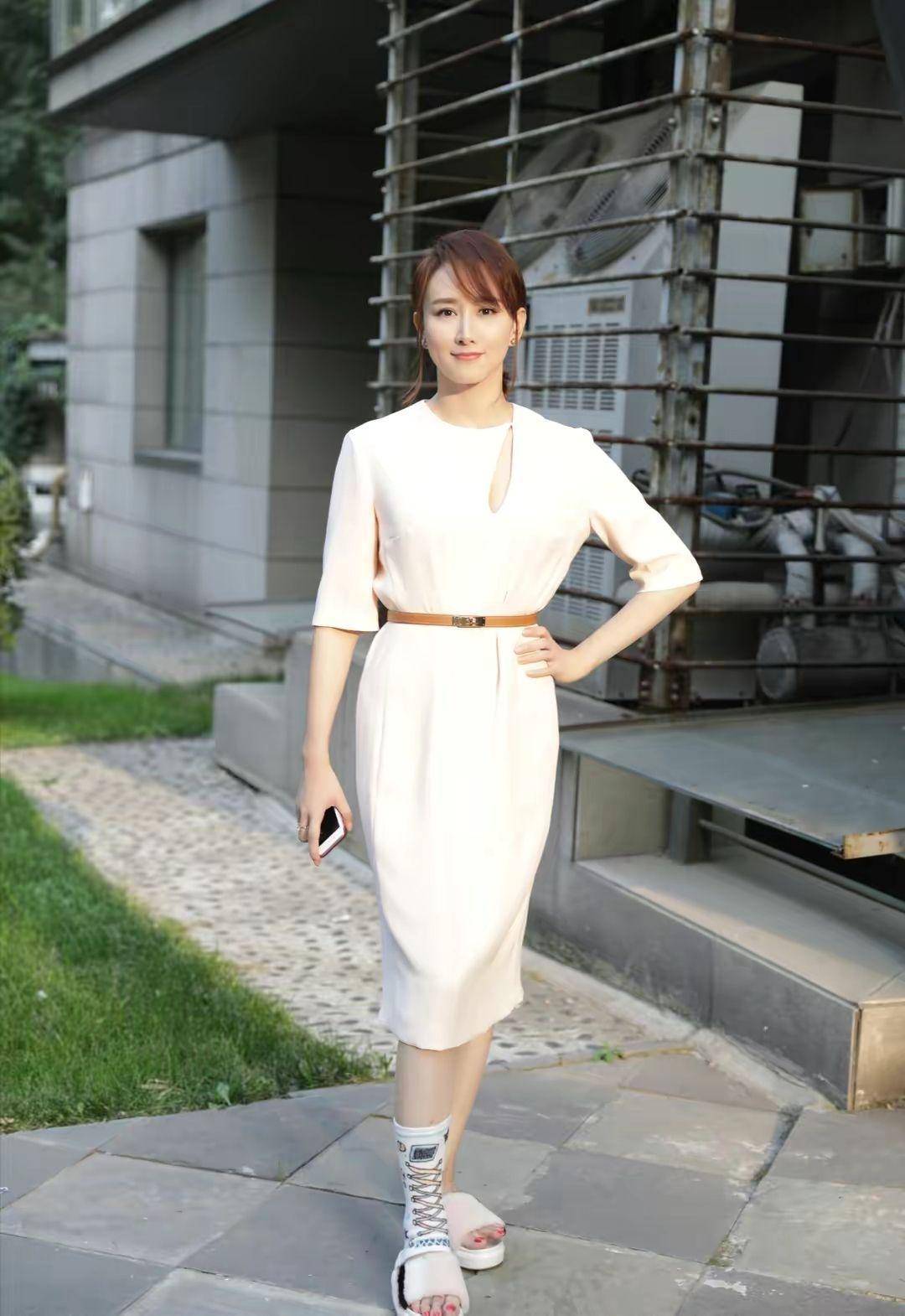 胡静在国外过着阔太生活,在豪宅看书好惬意,有钱人是越老越美!