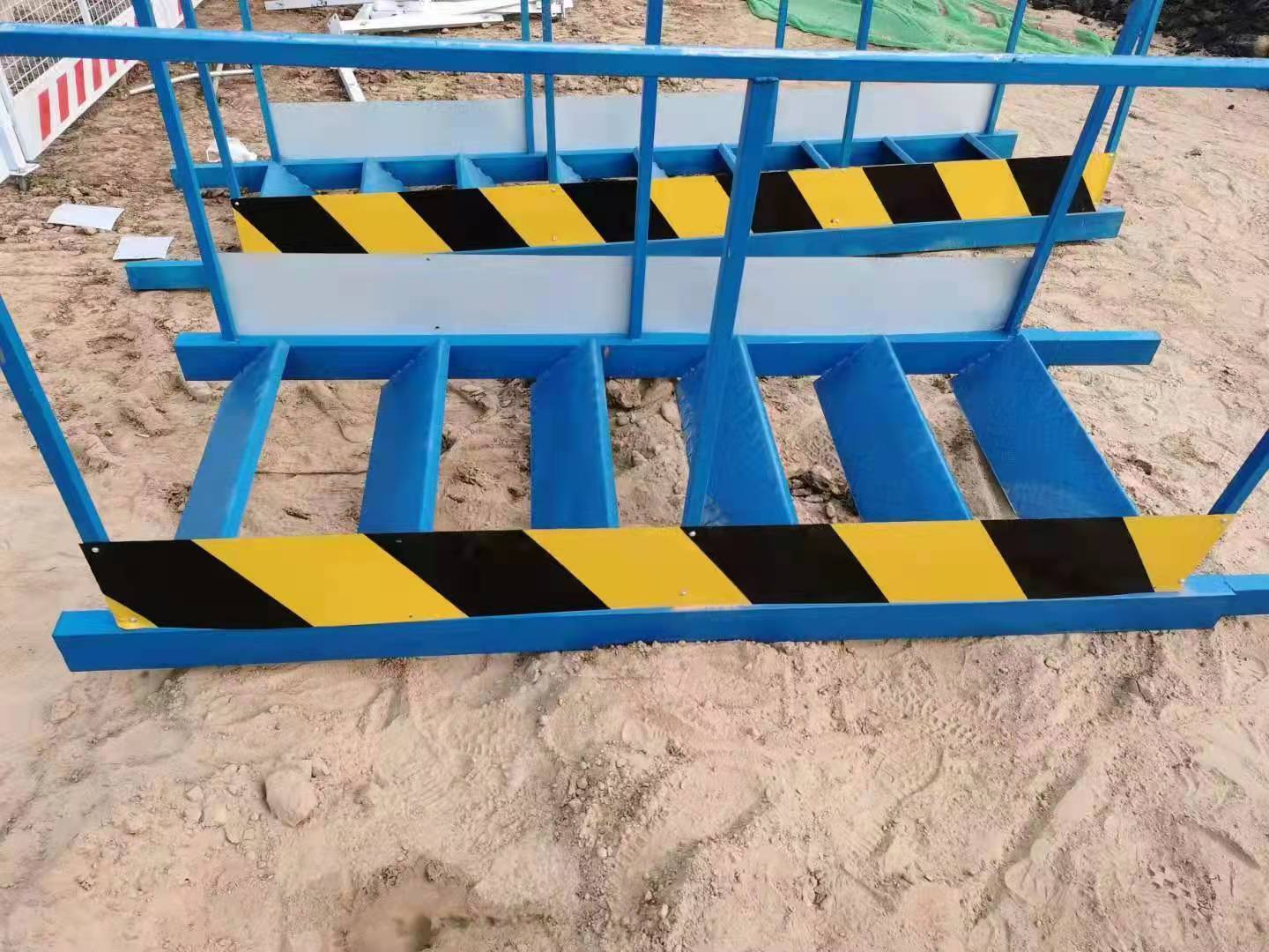 4, 在栏杆下设置严密固定的挡脚板,其高度不少于180mm,挡脚板刷红白