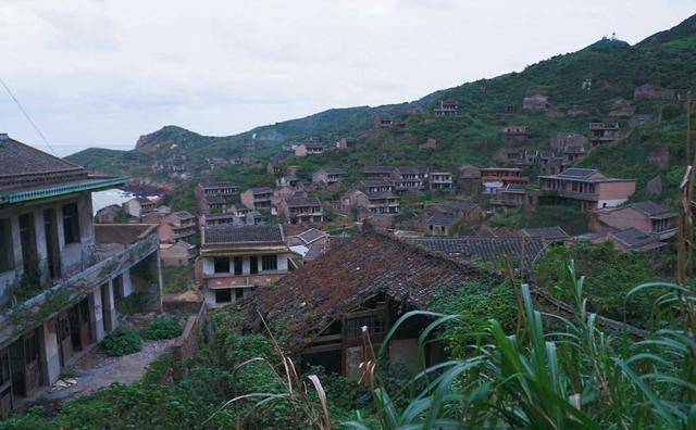 浙江有一座无人村，位于海岛之上，绿植爬满房屋，堪称世外桃源！