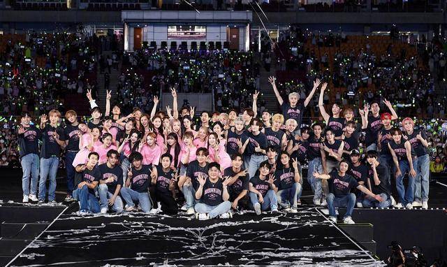 exo成员陈获得粉丝"黑海"支持,网友:自残_演唱会_照片_大部分