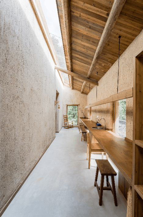 墟里 · 徐岙底民宿遵循古村原建筑的风貌,保留夯土墙面和瓦屋面,室内