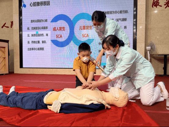 暑期"心"体验 父母带娃组团学习cpr急救_培训_操作_孔女士