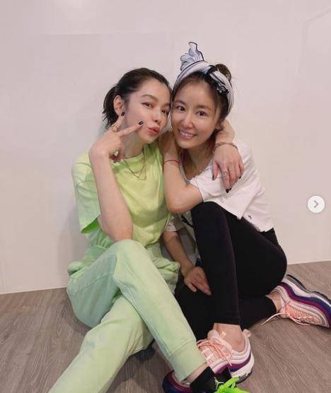 年近50岁林心如和闺蜜健身!