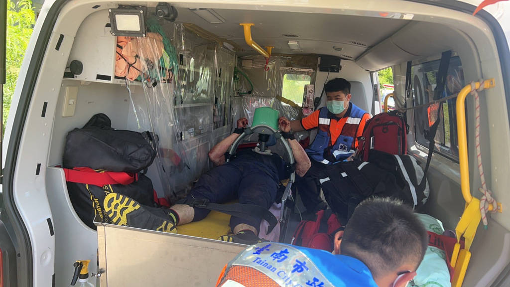 2名警察追逃犯遭砍杀殉职 歹徒抢走警枪子弹逃亡_台南市_曹瑞杰_机车