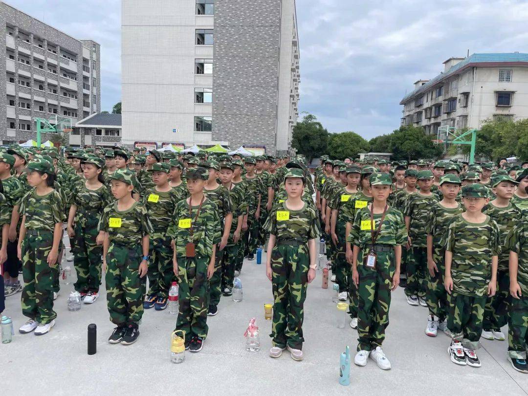 筑梦路上 青春昂扬—桂林市第十八中学初中部横塘校区初一新生国防