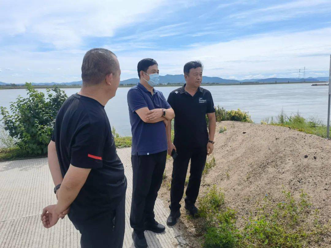 随后周建军来到莲江口农场抽水站,对当前防汛工作进行督导检查,他强调