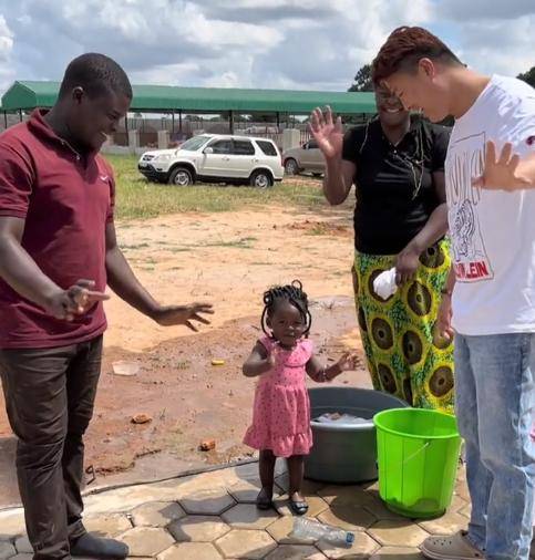 水晶老板张浩在非洲遭遇背叛,一举动暴露其真实为人_卢迪_大象_生活