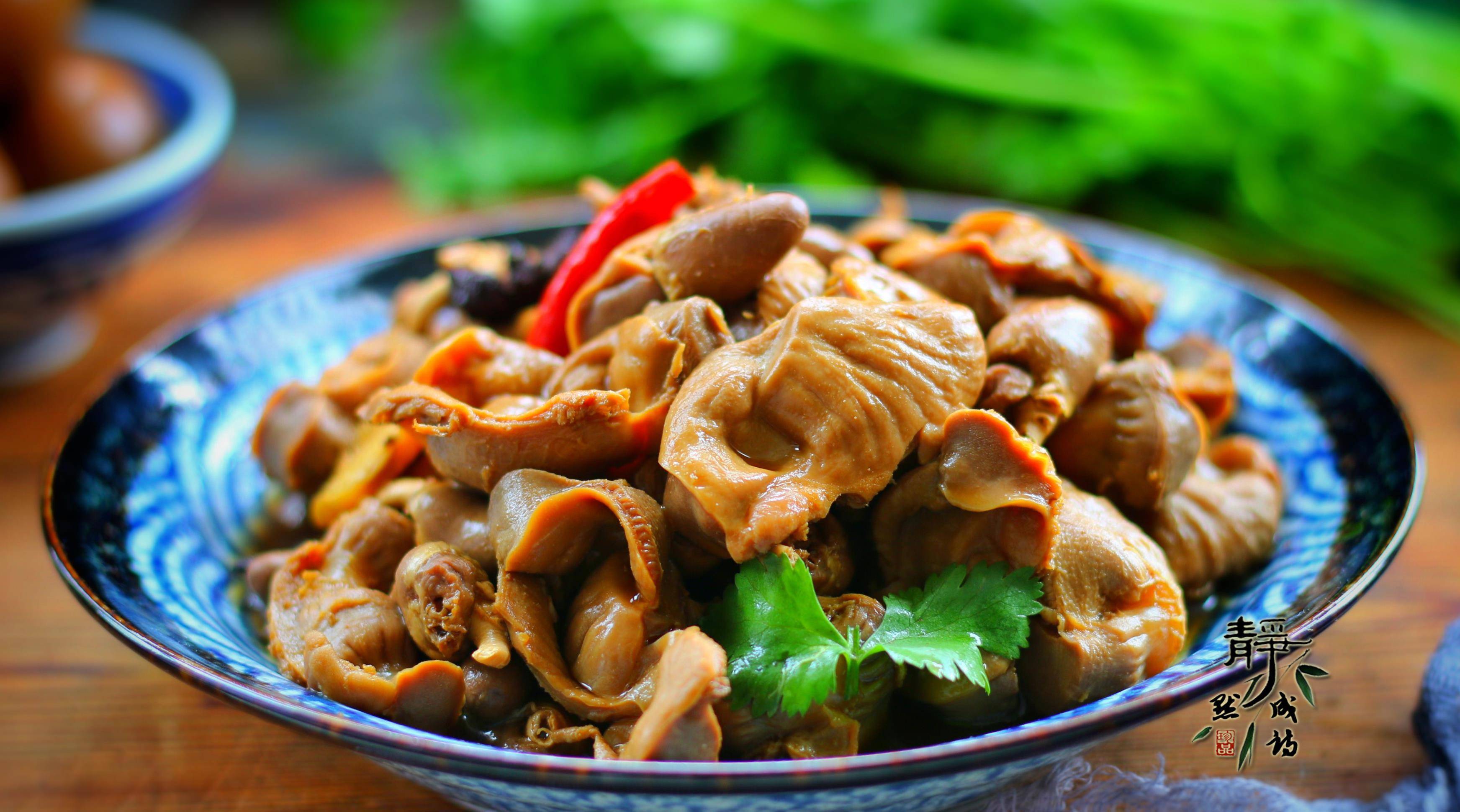 有家特别火的烤鸡店,烟熏味儿的烤鸡,吃着很过瘾,他家也有卤鸡胗卖