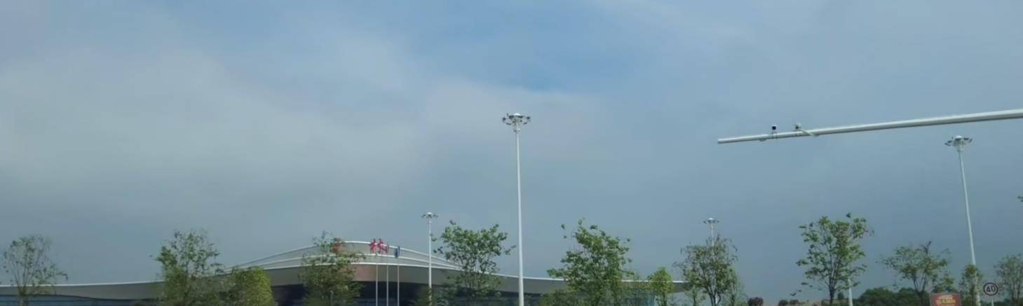 广西玉林一座机场建成后，便成为网红景点，热闹的场面很亲民