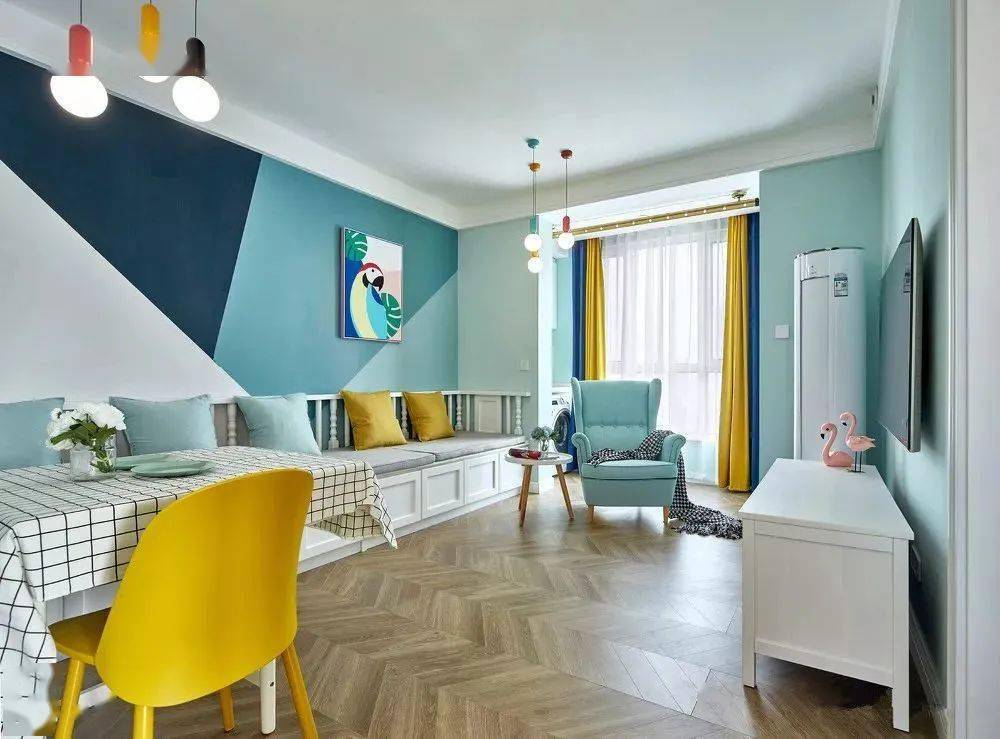 因为涉及到多种颜色的搭配和面积的分隔,所以几何拼接相对于前两种