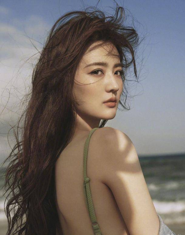 徐璐"海滩照"公开,穿15cm热裤还要高抬腿,普通人谁敢这么做_时尚_形象