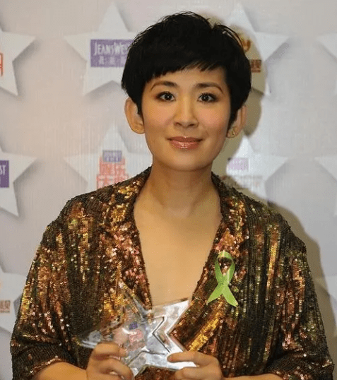 吴君如在喜剧电影的地位远远低于周星驰,她在电影中就相当于吴孟达的