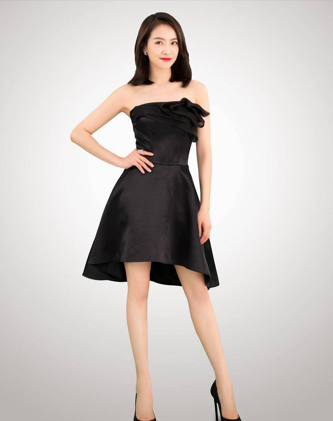 宋茜此时搭配简约的高跟鞋配上微微卷的披肩发,有