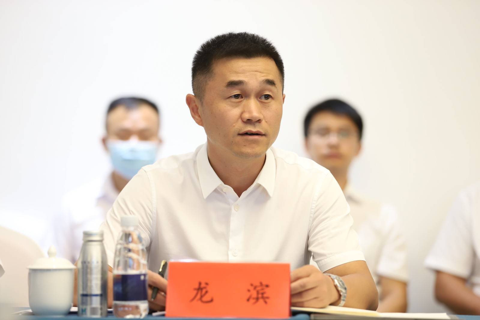 会上,龙滨汇报了丹寨县蓝莓产业发展情况,茅台生态农业公司汇报了公司