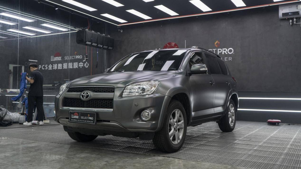 施工效果一览:颜色: 七彩镭射灰车型: 丰田荣放一起来看一下施工效果