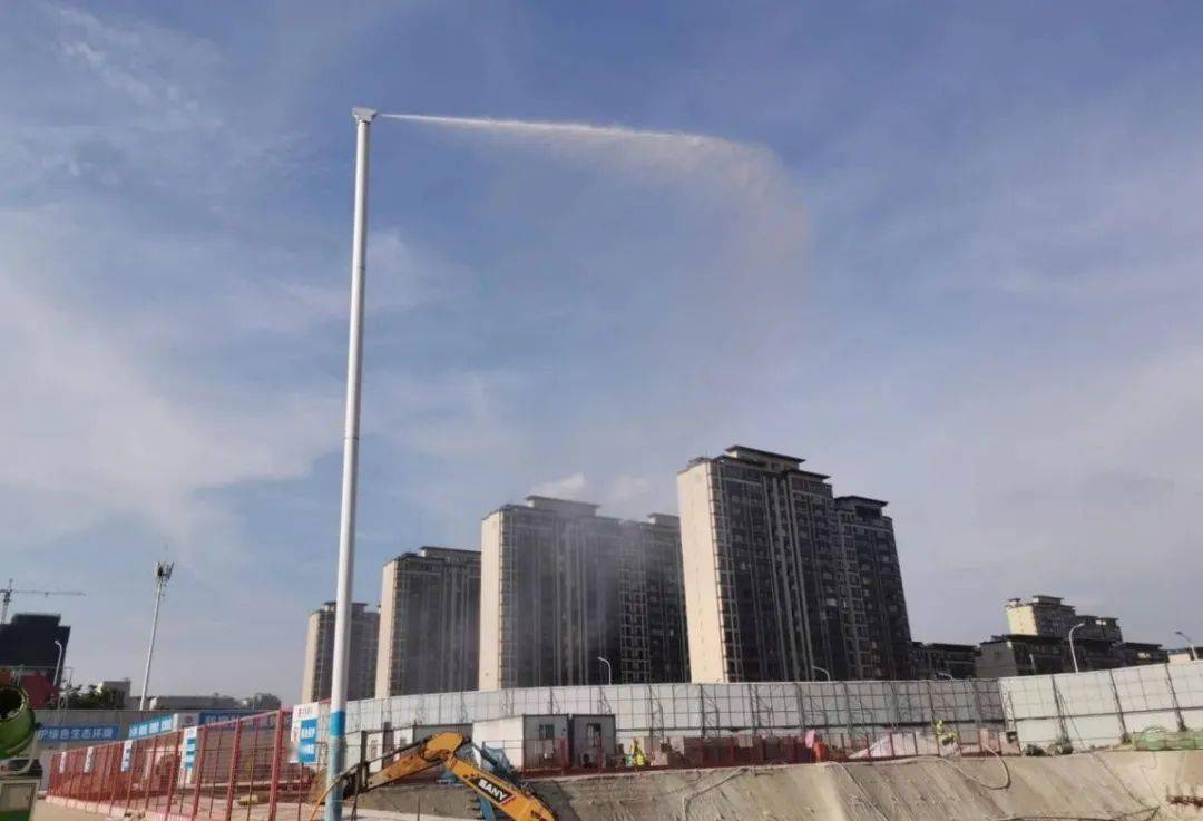 架起了一台高杆喷淋装置,金坛区于彭工桥邻里中心项目现场全力打好
