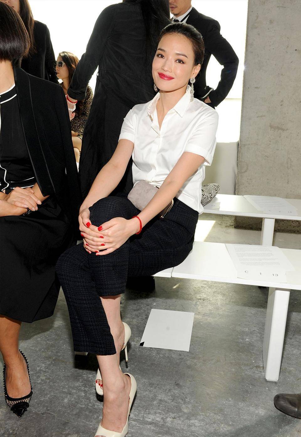 舒淇身穿白色西装时尚裙气质优雅,而白衬衫配西装裤中性风十足_女性