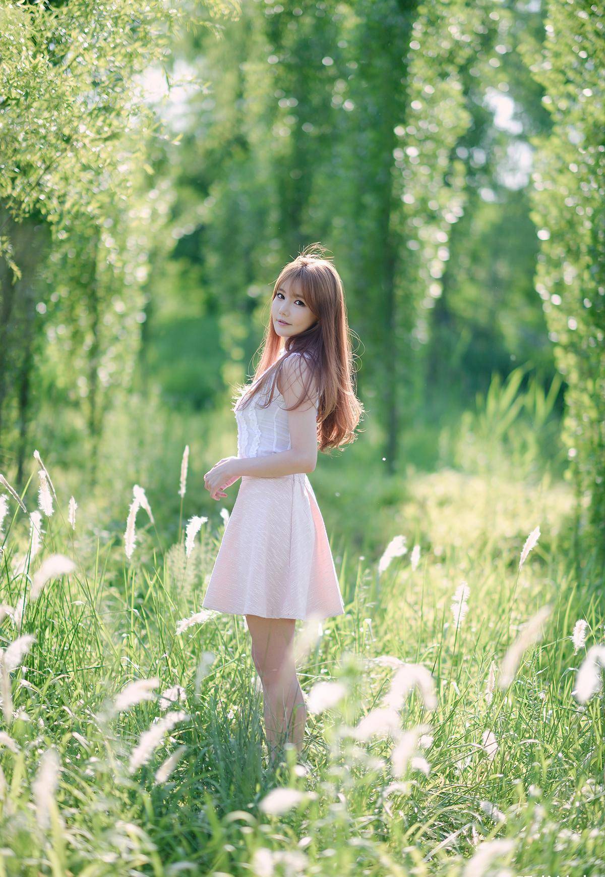 户外拍写真的国外美女,穿连衣裙虽然很清纯,但不及热裤看着迷人_穿着