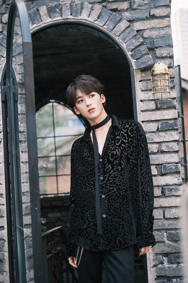 何洛洛亮相qq音乐天空音乐会 新歌首唱奏响盛夏狂欢